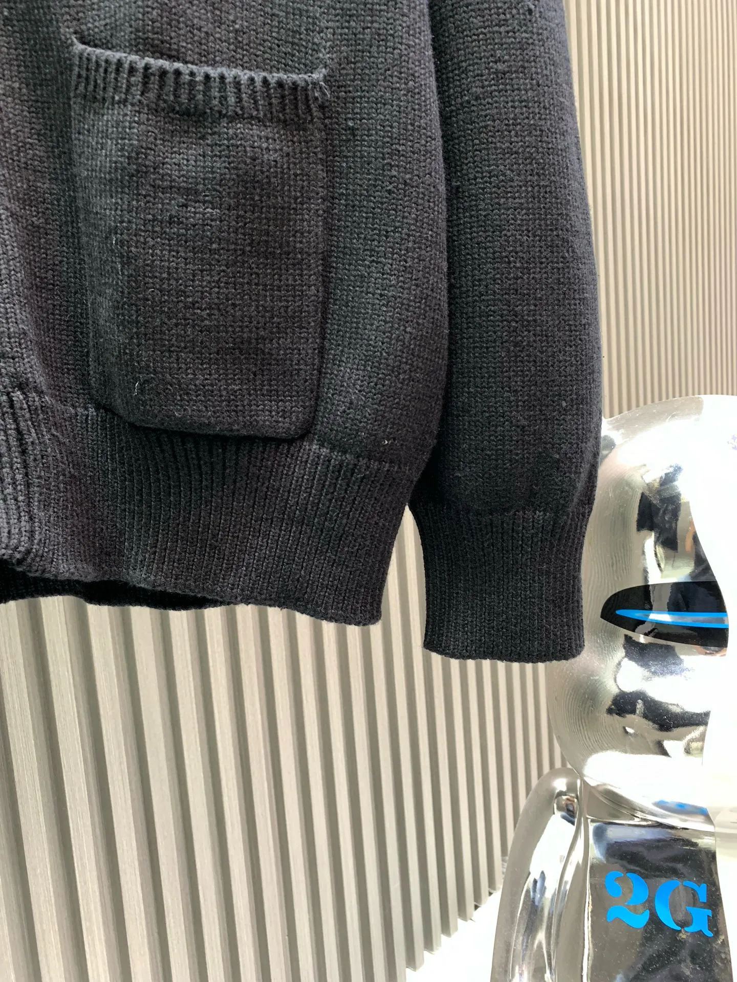 🅿️420 🀄️ Louis Vuitton 1*v25 new autumn and winter new knitted jacket with large logo on the chest. The yarn is 32-count double-ply yarn. It is composed of 30% wool and 70% cotton. It has the warmth of wool and the comfort of cotton. The color must be dyed. After five times of color adjustment, it is reactive black. The fabric is made by an imported 5-needle Stoll intarsia machine. This still needs to be made by an imported machine for better results. The thread effect is 2×1 thread material with silk processing inside. It is not easy to deform when washed. The embroidery thread is dyed wool thread. It is embroidered by a high-density Tajima machine. The embroidery order is from the outside to the inside layer by layer. The size order direction is completely consistent with zp. The threads on the back of the heart are all hand-knotted. The buttons are made of real horn buttons. The horn texture is natural and appears randomly. It has been used many times in our clothing. The letter logo is laser engraved. It is also consistent with zp after testing many times. Buttons are sewn by hand in the same direction